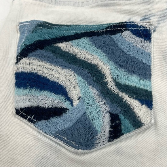 Driftwood NWT Lulu Light Wash Embroidered Cut Off 5" Denim Shorts Women’s 27 - Picture 6 of 10